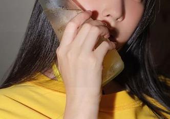 最新白衬衫作品：Kang Inkyung竟然让这一件过分简单的衬衫走上了红毯！